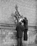 880223 Afbeelding van het gerestaureerde kruis dat teruggeplaatst gaat worden op het dak van het koor van de Domkerk ...